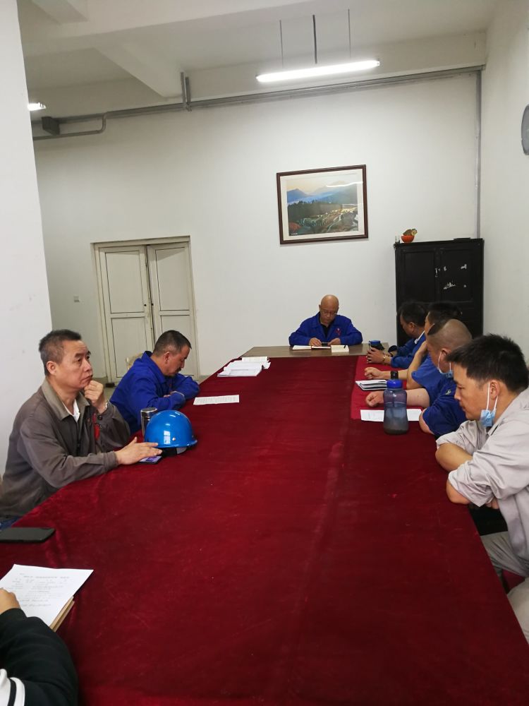 機(jī)加裝配黨支部召開(kāi)全體黨員大會(huì)，組織主題教育學(xué)習(xí)。