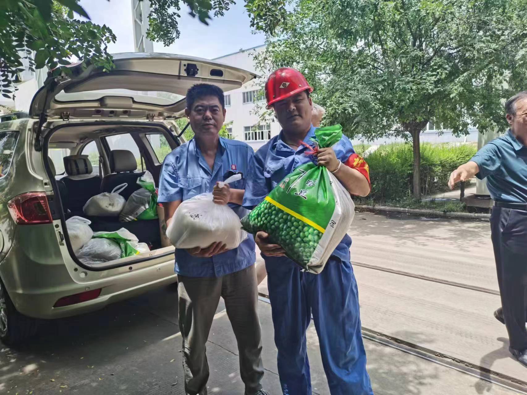 給一線(xiàn)生產(chǎn)車(chē)間和工地職工購(gòu)買(mǎi)了一批白糖、綠豆等防暑降溫品送到了車(chē)間工地